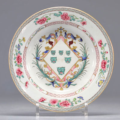 Assiette en porcelaine de chine en rare blason avec six têtes de fauves du XVIIIe siècle