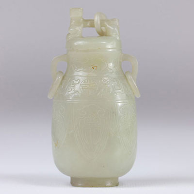 Vase couvert en jade finement sculpté de motif archaïque couvercle surmonté d'un dragon, Chine dynastie Qing