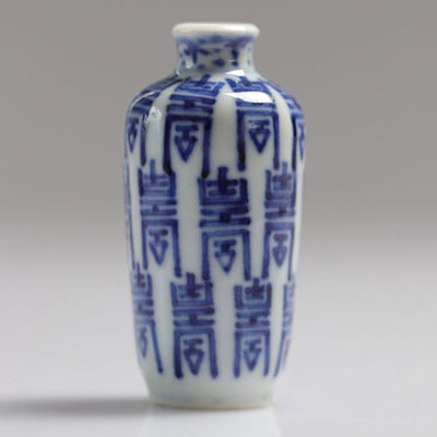 Chine tabatière blanc bleu à décor de caractères XIX