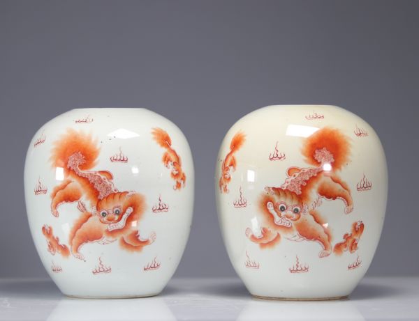 Paire de vases en porcelaine à décor de chiens de Fö XIXème