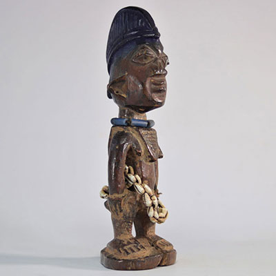 Ibeji yoruba statue en bois sculpté orné de perles