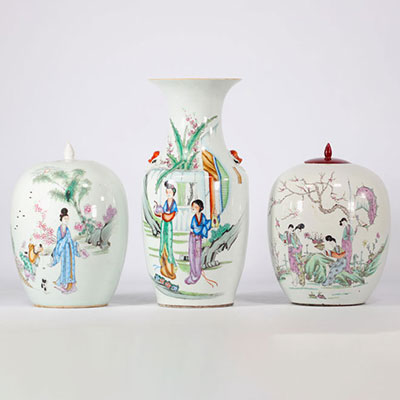 (3) Vases en porcelaine de chine famille rose à décor de personnages et de fleurs sur fond blanc