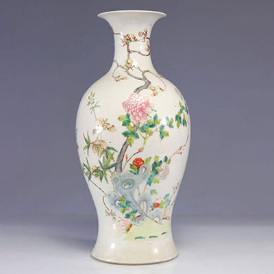 Grand Vase en porcelaine de la famille rose à décor végétal marque sous la pièce 
