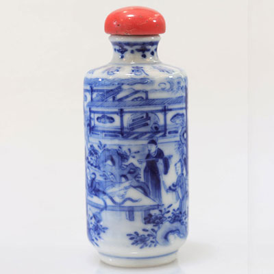 Tabatière en porcelaine blanc bleu décor de personnages époque Qing