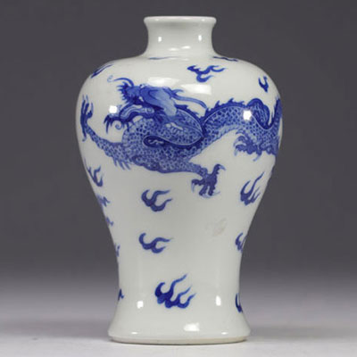Chine - vase Meiping en porcelaine blanche et bleue à décor d'un dragon et phénix, marque sous la pièce.