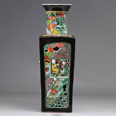 Vase en porcelaine de la Famille noire à décor de personnages du XIXe siècle 