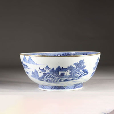 Chine important bol en porcelaine blanc bleu décor de paysages 19ème