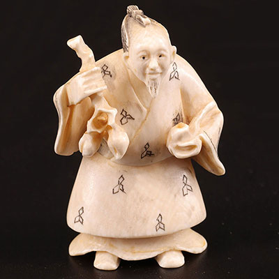 Japon - netsuke personnage aux fruits 1920 en ivoire