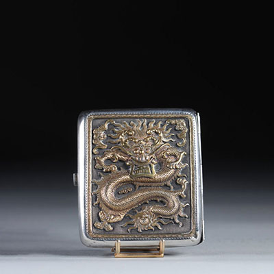 Cigarette box in silver and vermeil with dragon decoration. Nineteenth China.