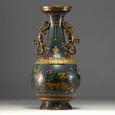 Chine - Vase cloisonné à décor de dragons, anses en bronze, d'époque Qing.
