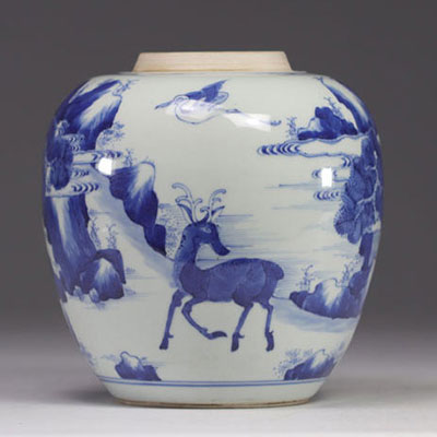 Chine - pot en porcelaine blanche et bleue à décor de daims, d'aigrette et de pin, marque aux cercles.