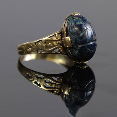 Yellow gold and scarab ring, Empire period, return from Egypt.