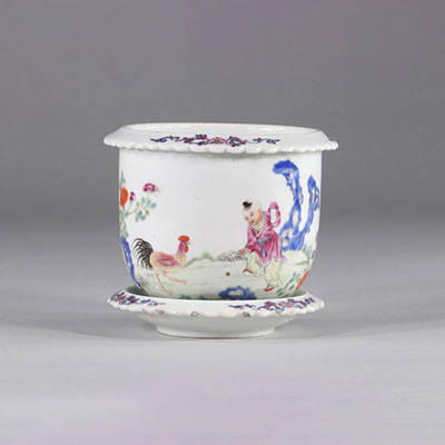 Famille rose porcelain flowerpot, decorated with a child and a rooster. 