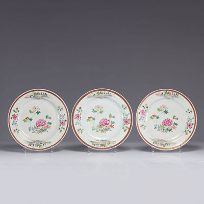 Assiettes (3) en porcelaine de la famille rose du XVIIIe siècle