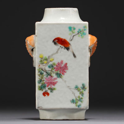 Chine - Vase quadrangulaire en porcelaine à décor d'oiseaux.
