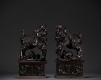 Chine - Paire de Chiens de Fô, gardiens de temple, en bois sculpté, XIXe siècle.