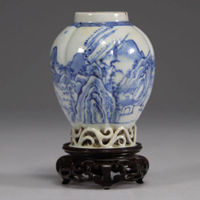 Vase en porcelaine de chine blanc bleu Qianlong 18ème