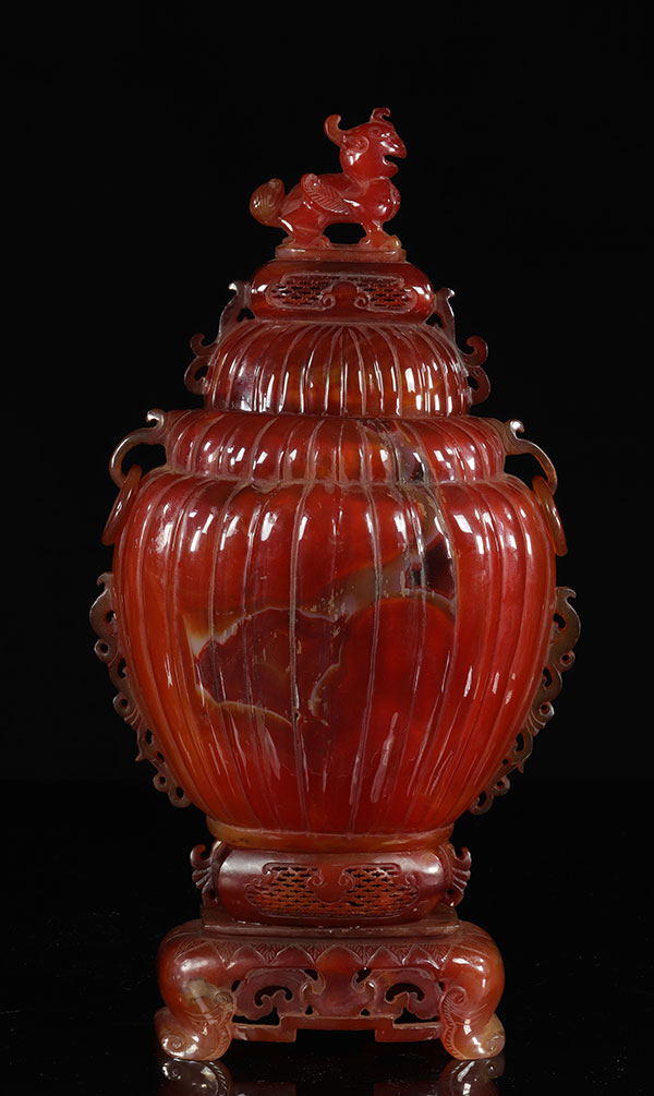 Imposant brûle parfum polylobés en agate rouge sur piédouche. CHINE, époque Qing. 
