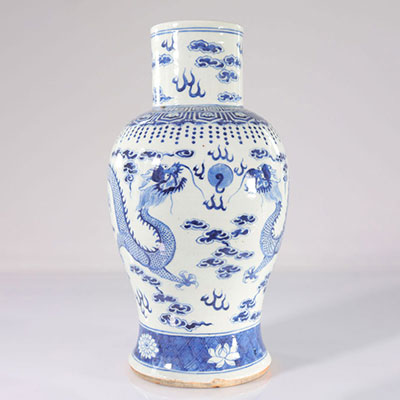 Chine vase en porcelaine blanc bleu a décor de dragons (cheveux)
