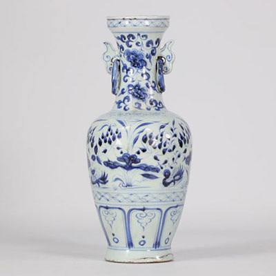 Vase bleu blanc en porcelaine XIXème