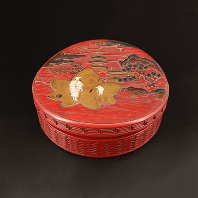Japon - Grande boîte en laque rouge avec incustations