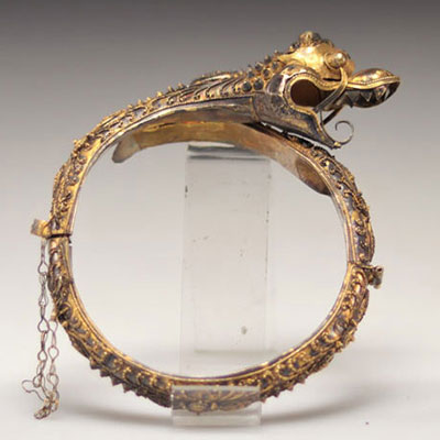Indonesian work, semi-rigid gold bracelet decorated with a dragon, 19th C.