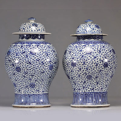 (2) Paire de potiche couverte en porcelaine de chine en blanc et bleu  de XVIIIe siècle