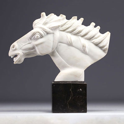 Buste de cheval en marbre blanc sculpté, travail du XXe siècle.