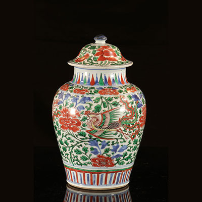 Potiche couverte en porcelaine de chine 17ème à décor de fleurs et phénix