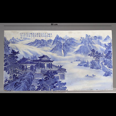 Imposante plaque en porcelaine de chine blanc bleu à décor de paysage