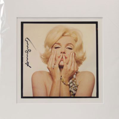 Andy Warhol - Marylin Monroe Main signée par Andy Warhol avec un marqueur noir sur le devant d'une photographie vintage de la série Last Sitting.