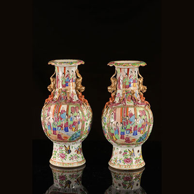 Chine - Rare paire de vases en Canton décor de personnages  début du 19ème