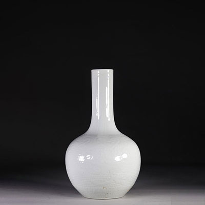 Vase bouteille  en porcelaine à décor incisé de grenades .Marque Qianlong ,Chine début XXème.
