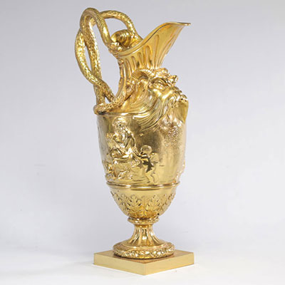 Vase verseuse en bronze doré scène mythologique