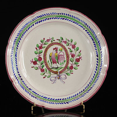 Saint Clément France Plate decorated with rooster in a floral and knotted medallion. 19th