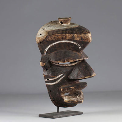 Rare expressive Pende mask. - Ground floor mid-20th