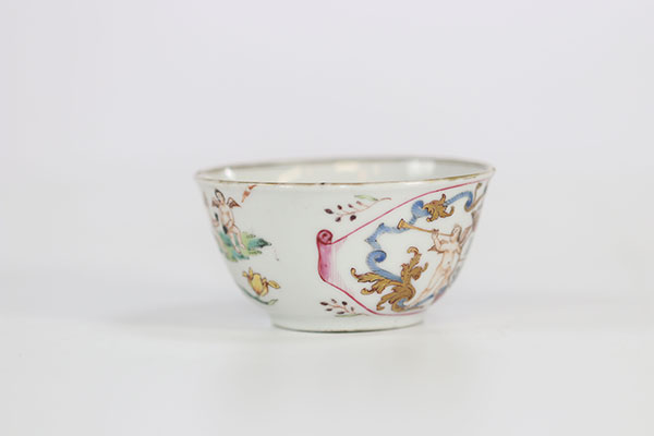 Porcelain bowl of the famille rose viscount coat of arms. 18th century China. Qianlong period.