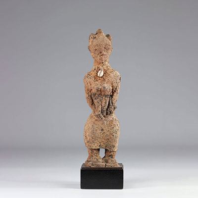 Statue Agni-Ancienne statue féminine Agni (Côte d'Ivoire). Habillé d'une chemise et d'un pagne, l'objet est recouvert dans son ensemble par une pellicule terreuse qui dissimule une patine noire croûte