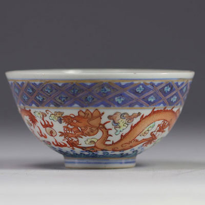 Bol à décor d'un dragon rouge provenant de l'époque Gwangxu ( 光绪帝 -1875 -1908) de la fin du XIXe siècle