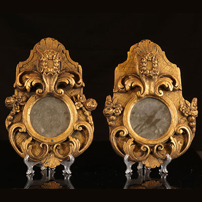 Paire de miroirs en bois sculpté et doré 18ème
