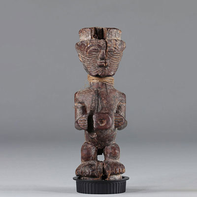 Songye, DRC, former Bernot HELLEBERG collection, male fetish, standing with hands resting on the edges of the stomach. Scarified face, wood, traces of natural pigments, patina of use and erosions