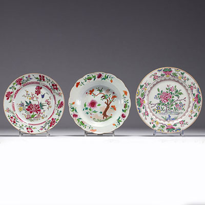 Chine - Ensemble de trois assiettes en porcelaine de la famille rose à décor floral.