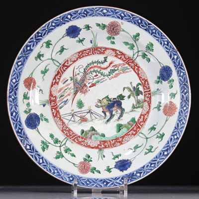 Grand plat en porcelaine de la famille verte époque Kangxi à décor de lion et phénix