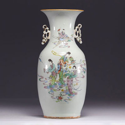 Chine - vase Famille rose à décor de personnages, début XXe siècle
