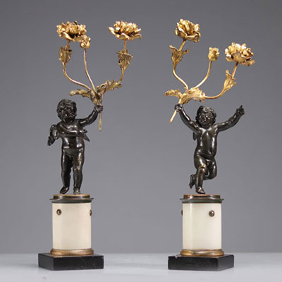 Paire de bougeoirs en bronze a deux patines de style Louis XV