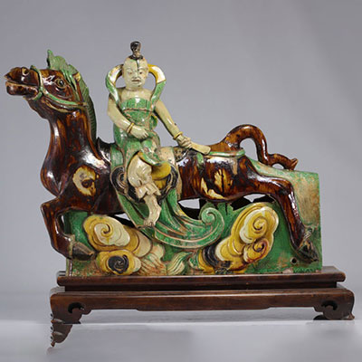 Enameled stoneware ridge ornament with a rider from the Ming period (明朝)