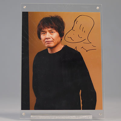 Dans le gout de Yoshitomo Nara - Selfportrait Dessin à l’encre signée à la mains sur une photographie de l’artiste Yoshitomo Nara.