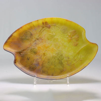 AMALRIC WALTER coupe en pâte de verre décor d'étang aux fleurs
