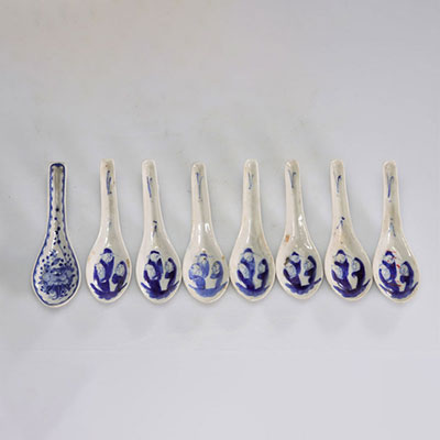 Spoons (8) in porcelain of china white blue mark