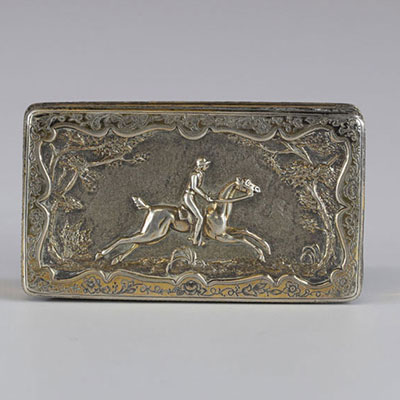 boîte en argent finement gravée et décorée en relief d'un cavalier